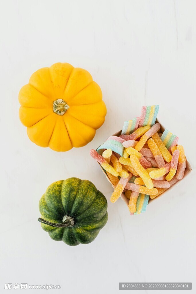 多彩南瓜与彩色零食组合