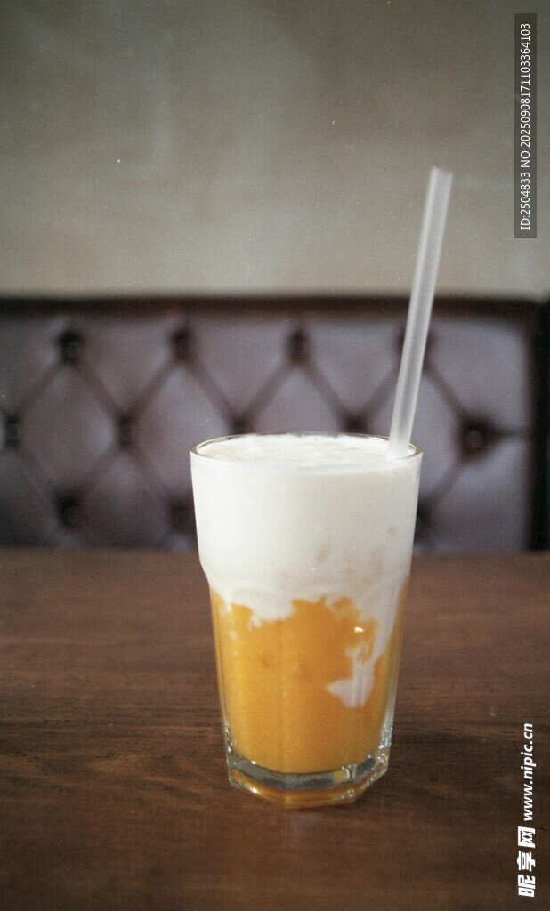 泡沫橙汁饮品置于木桌