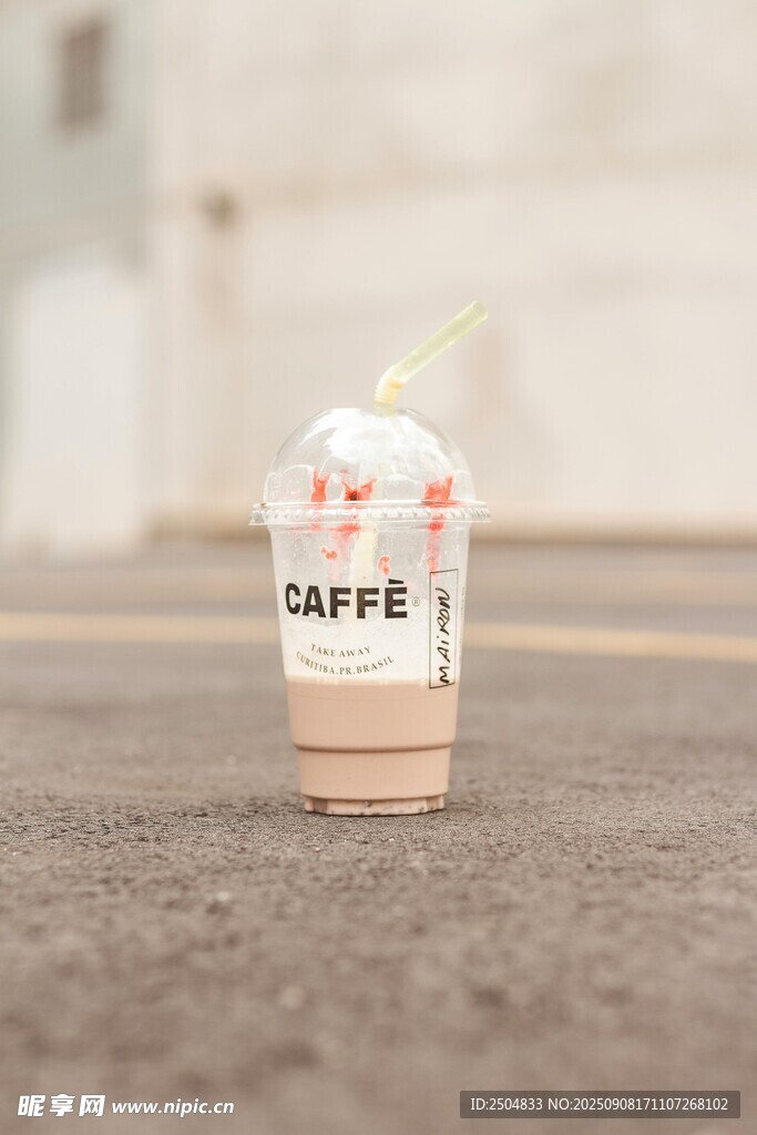 精致咖啡杯中的美味饮品