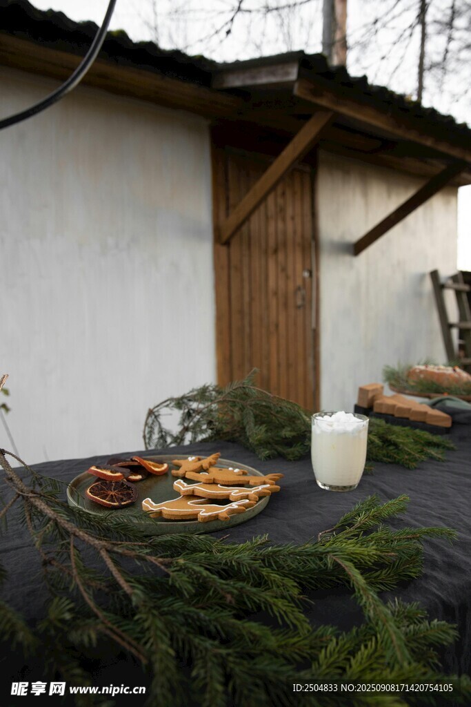 户外小屋旁的惬意野餐场景