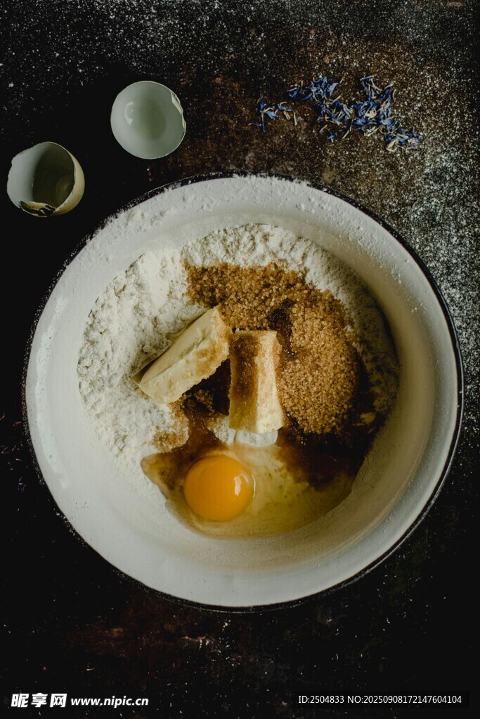 碗中食材待烹饪
