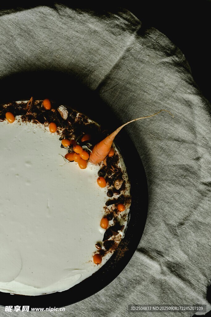 简约摆盘装饰的美味甜点