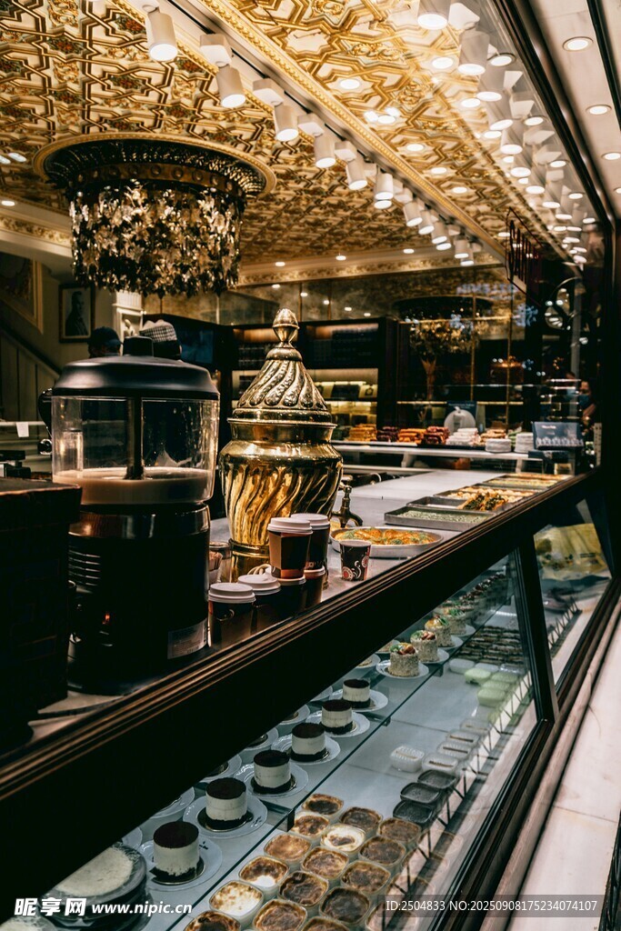 精致糕点店的诱人陈列