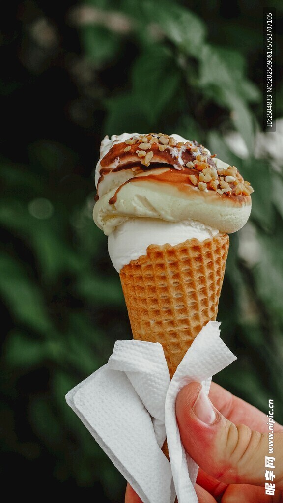 手持美味坚果冰淇淋