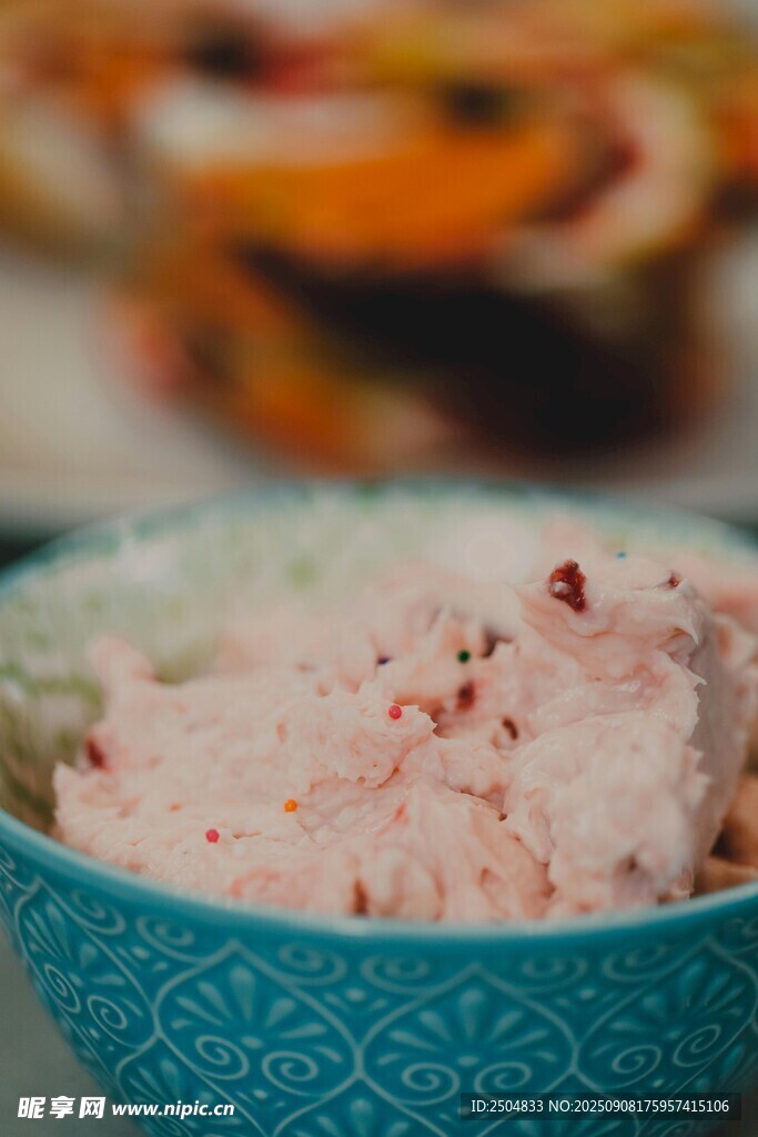 蓝色碗中的美味粉色食物