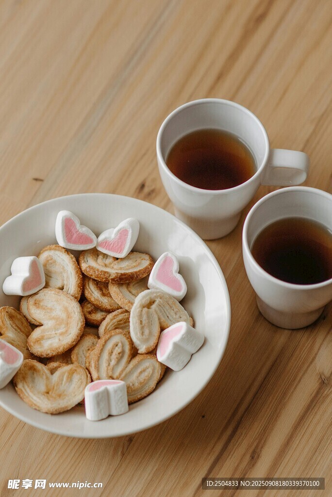 木桌上的饼干与热茶