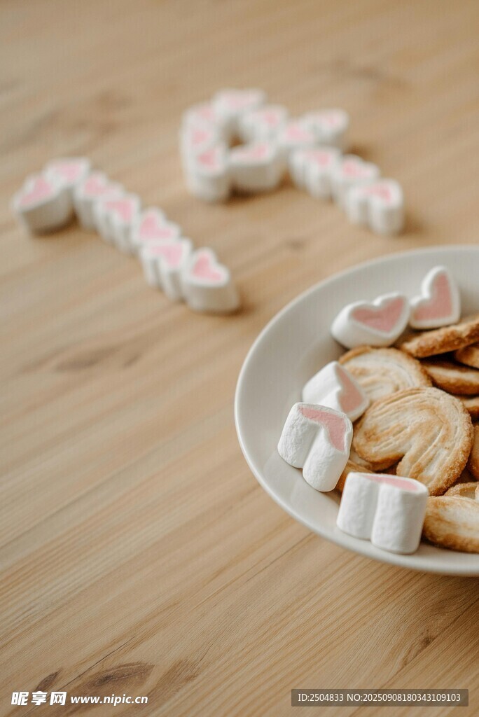 木桌上碗中的美味饼干