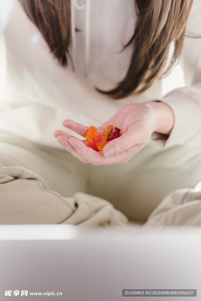 手捧多彩物件的温柔女子