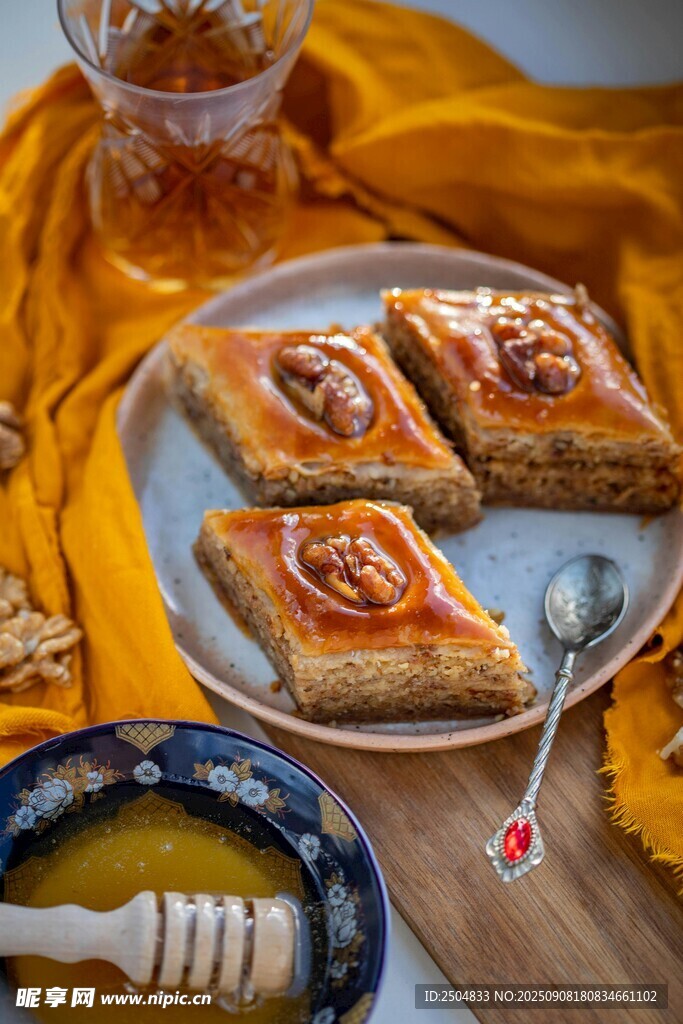 美味蜂蜜糕点搭配饮品