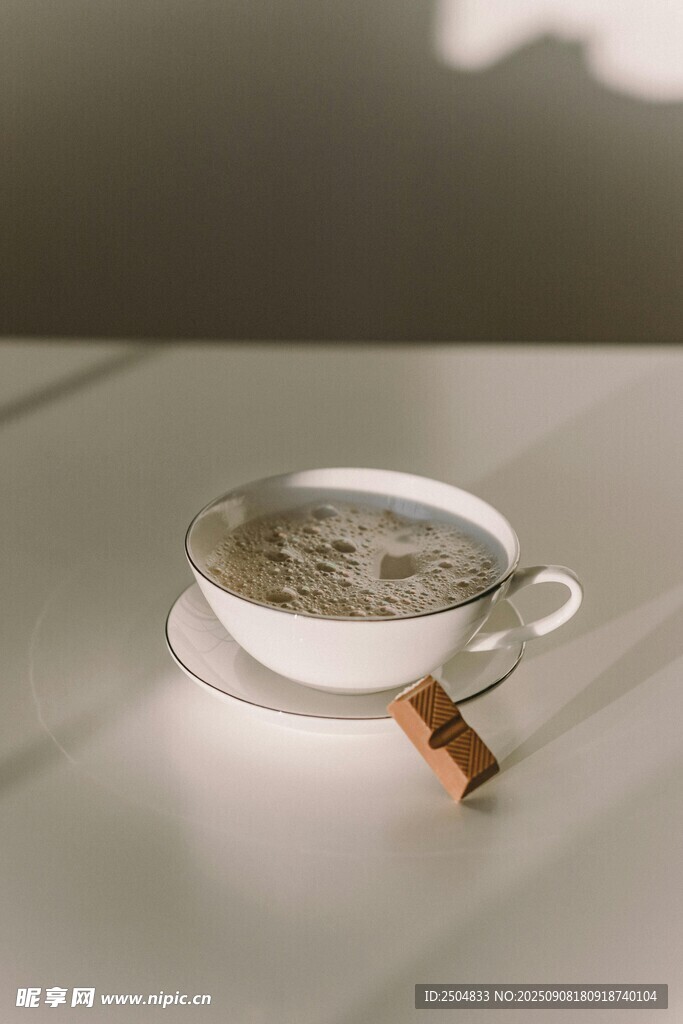 简约风白色杯装咖啡