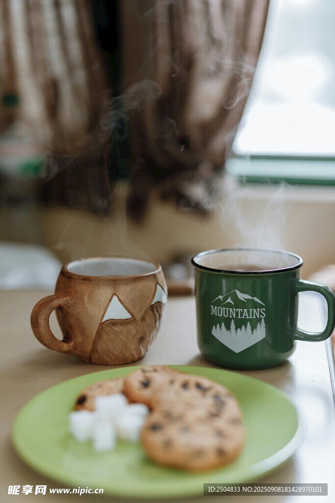 窗边的惬意茶点时光
