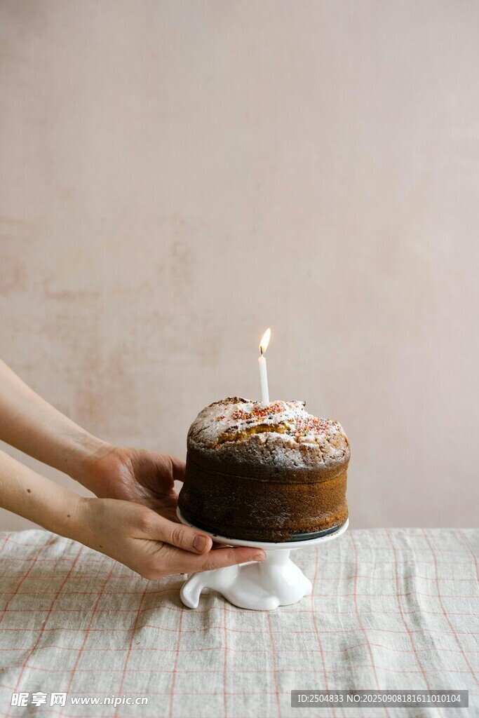 双手捧起插烛生日蛋糕