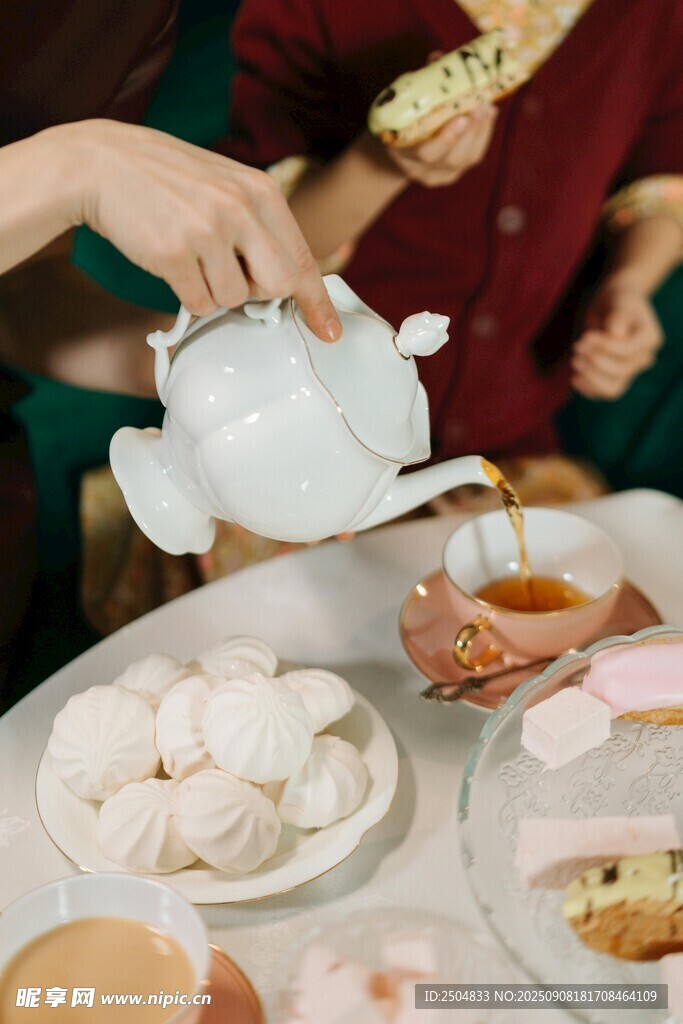 温馨家庭聚餐倒茶瞬间