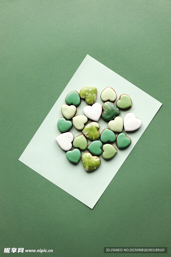 多彩药片置于纸上
