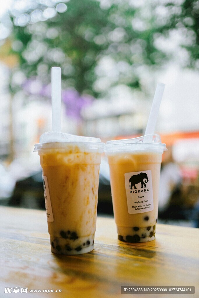 两杯美味珍珠奶茶
