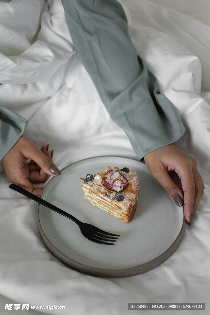 床上享用美味芝士蛋糕