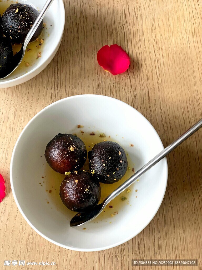 碗中美味卤蛋 色泽诱人