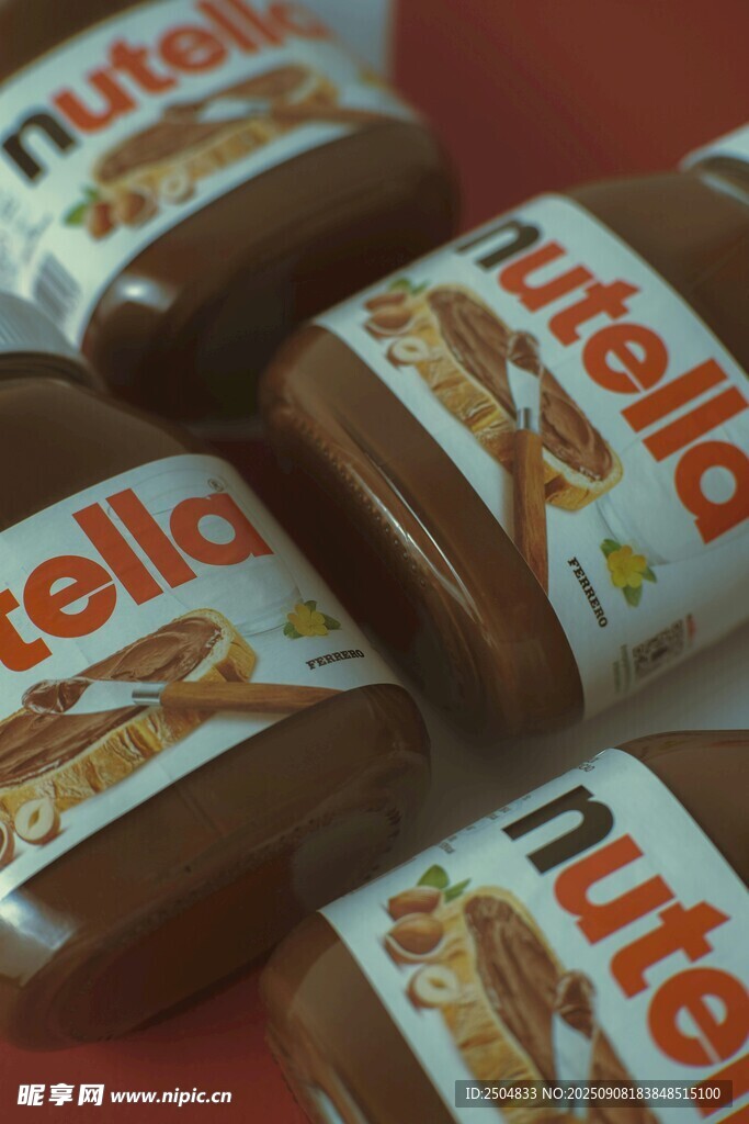 堆叠的Nutella榛子酱罐子