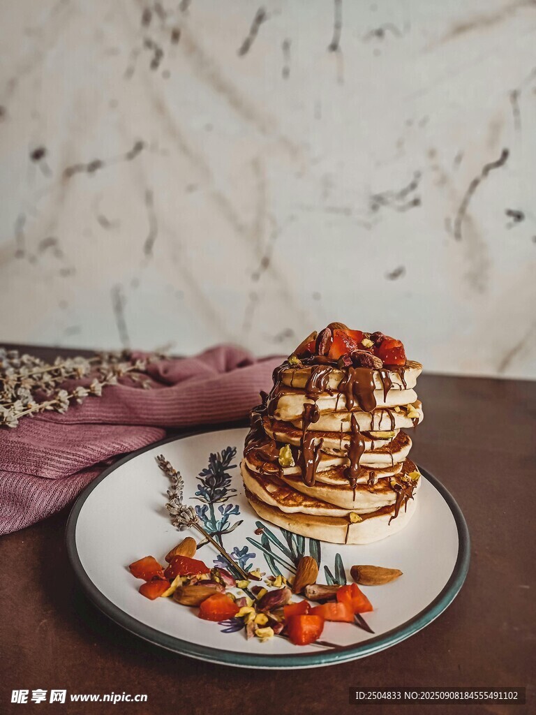 美味草莓松饼摆盘精致