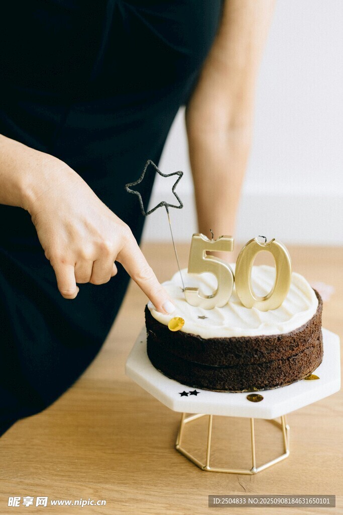 手指轻触生日蛋糕