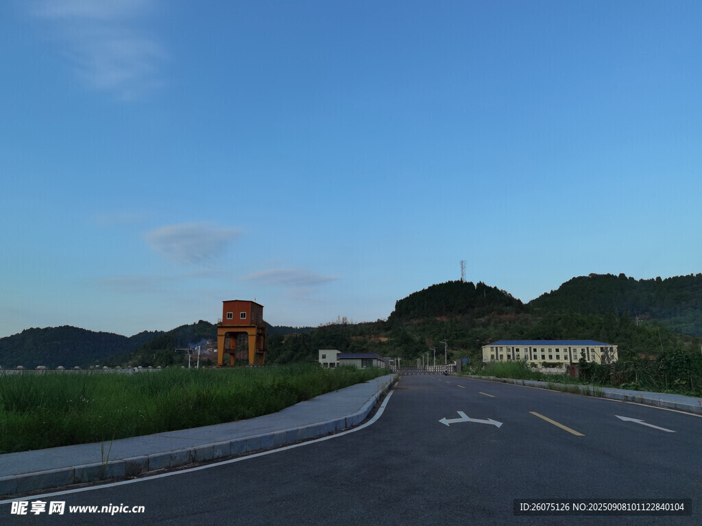 宽阔公路通向远方