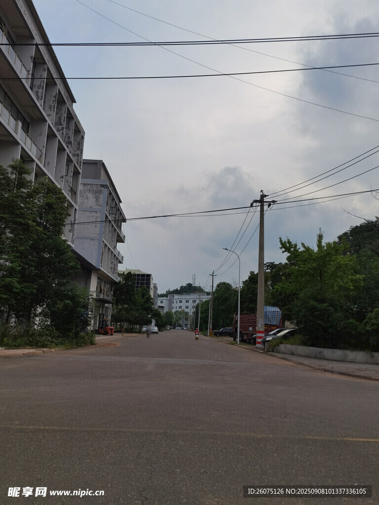 空旷街道旁的建筑物