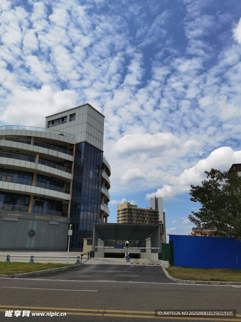 现代建筑与开阔天空景观