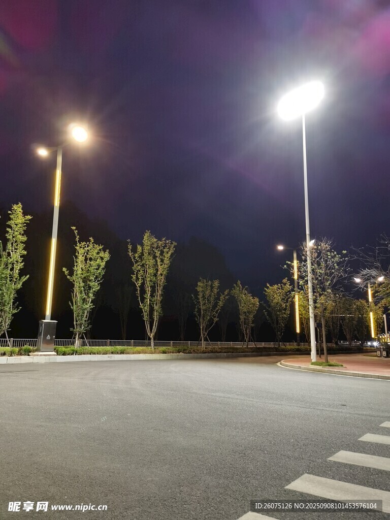 夜晚空旷路口的照明景象