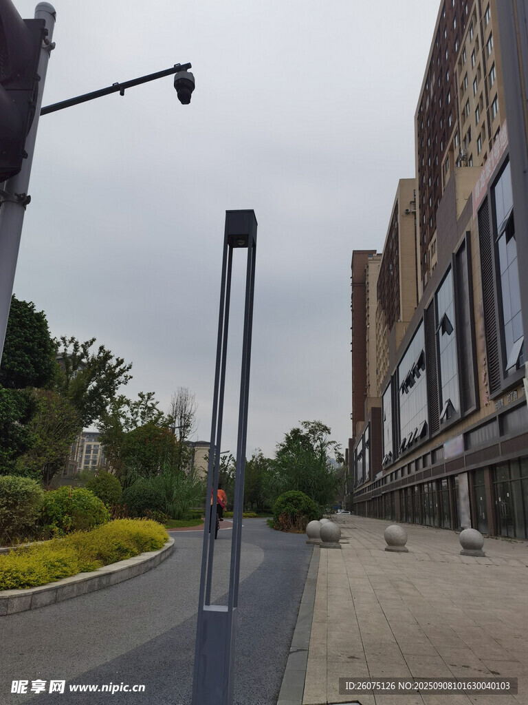 城市街道旁的现代建筑景观
