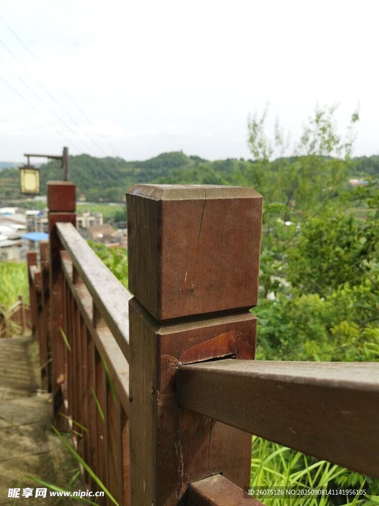 木质栏杆旁的自然景致