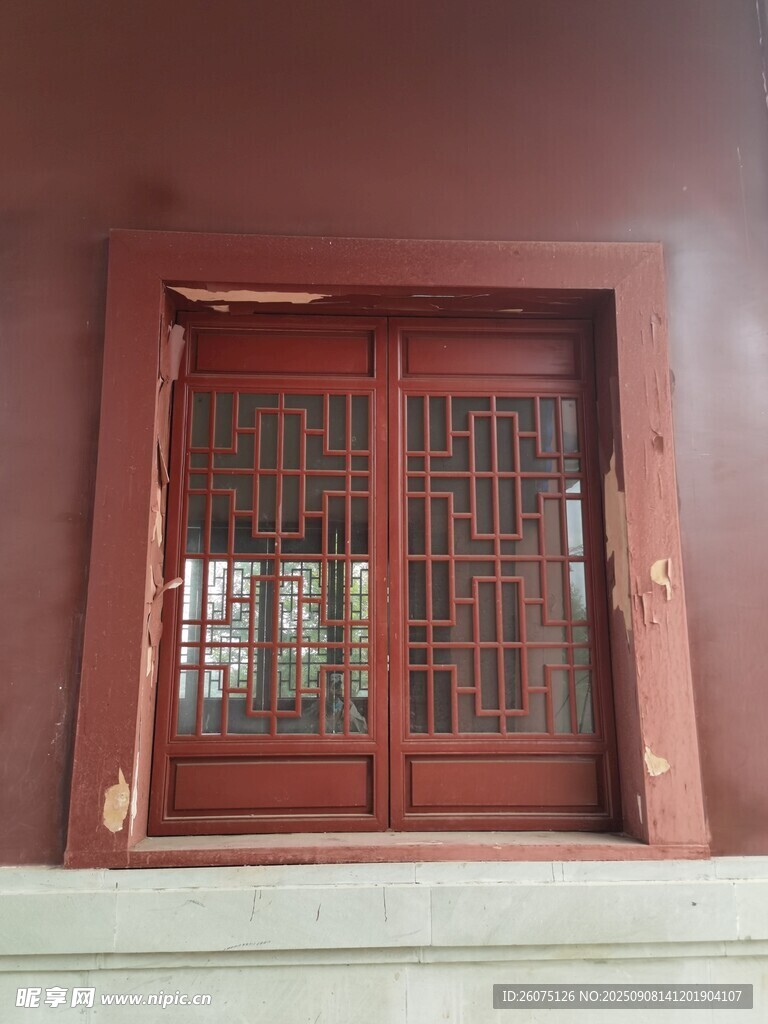 中式红木雕花窗户古朴雅致