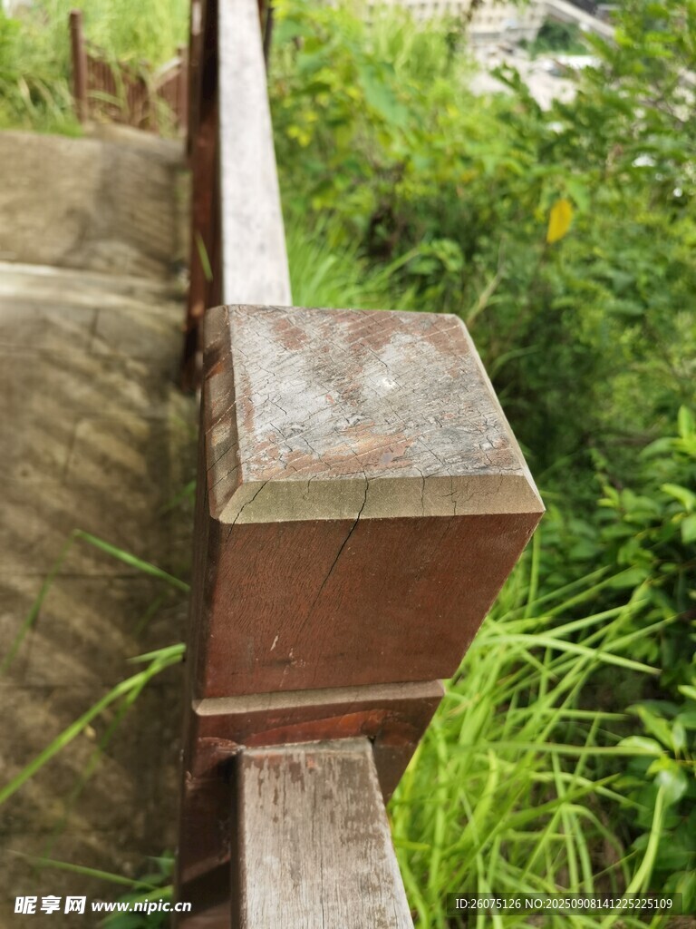 户外木质护栏柱头特写