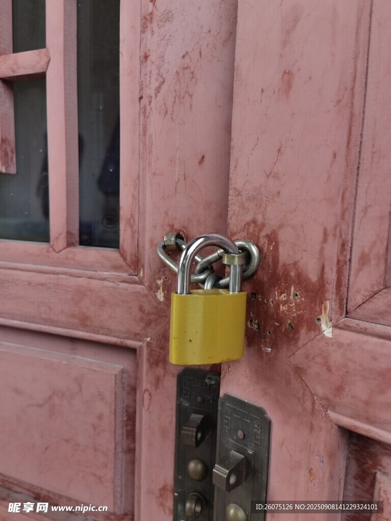 老旧木门上的黄色挂锁