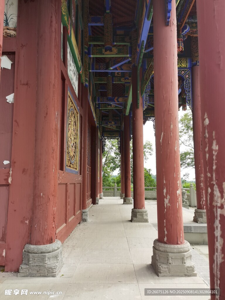 古建长廊红柱尽显古韵