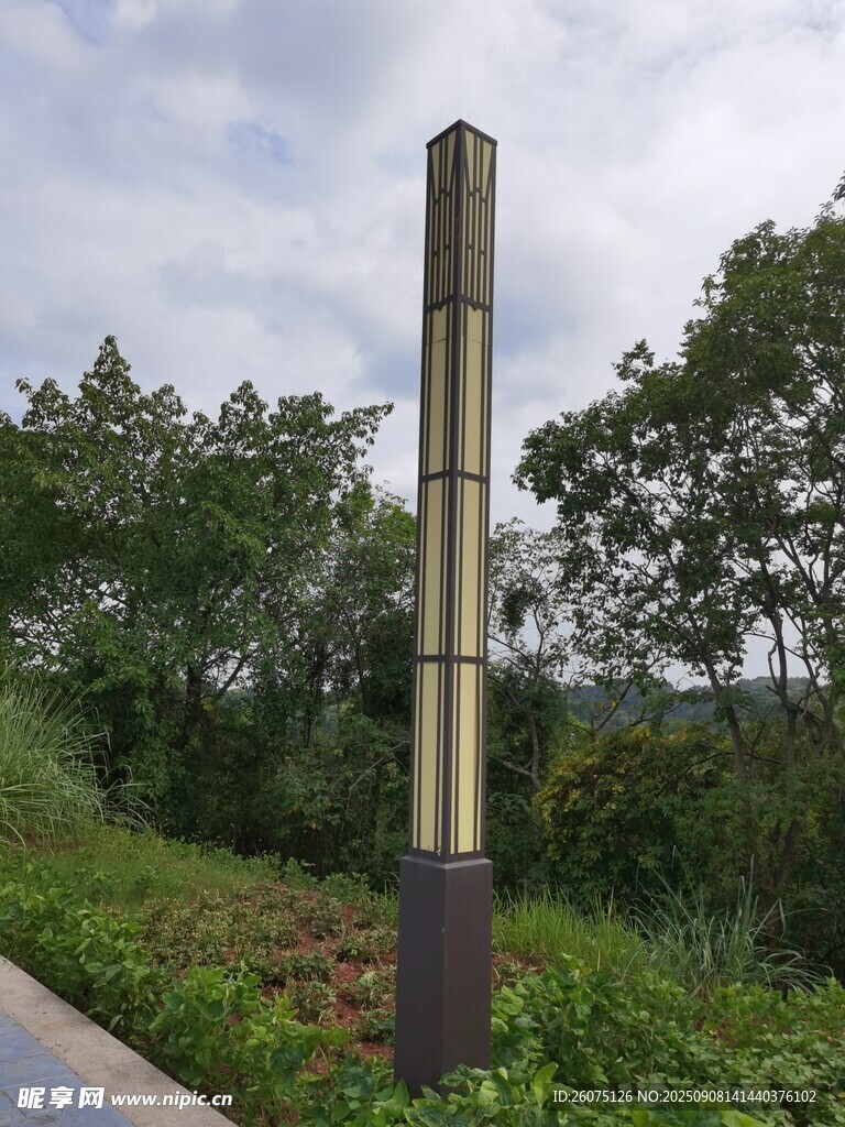 户外路旁的柱状景观灯