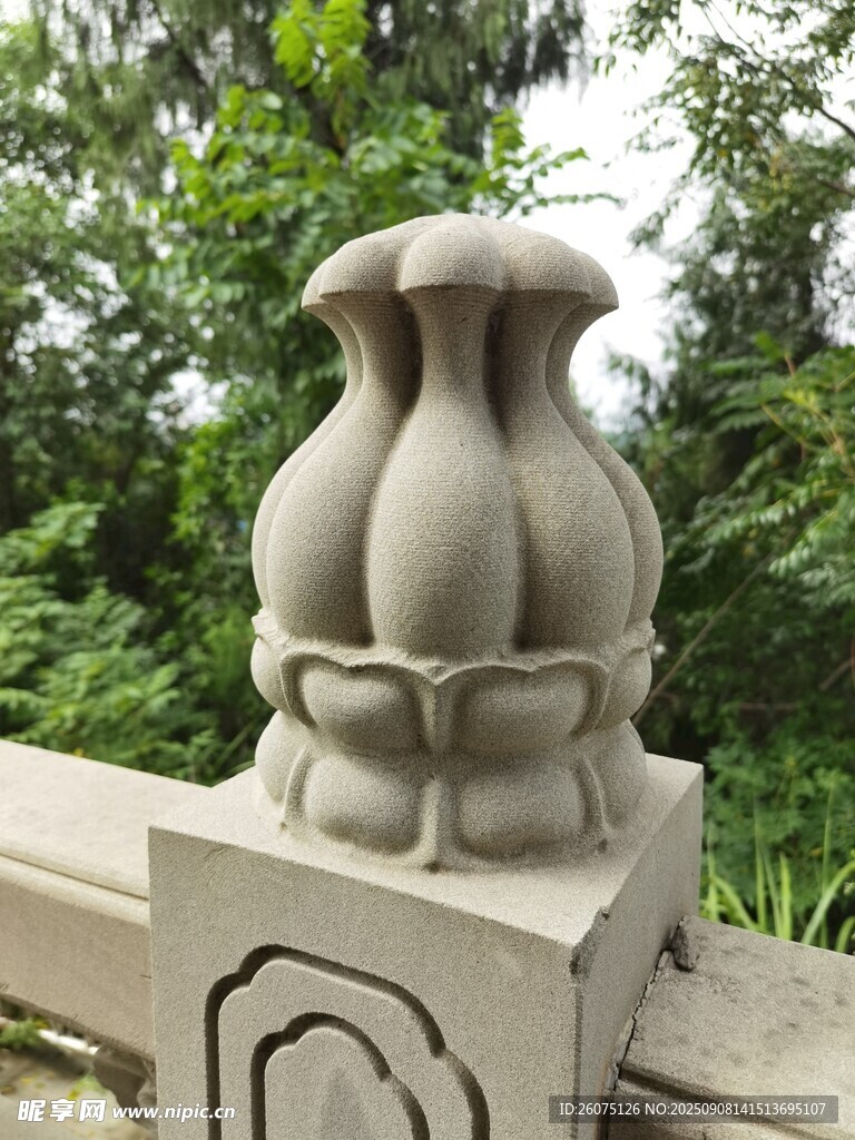石制花瓶雕塑绿意环绕