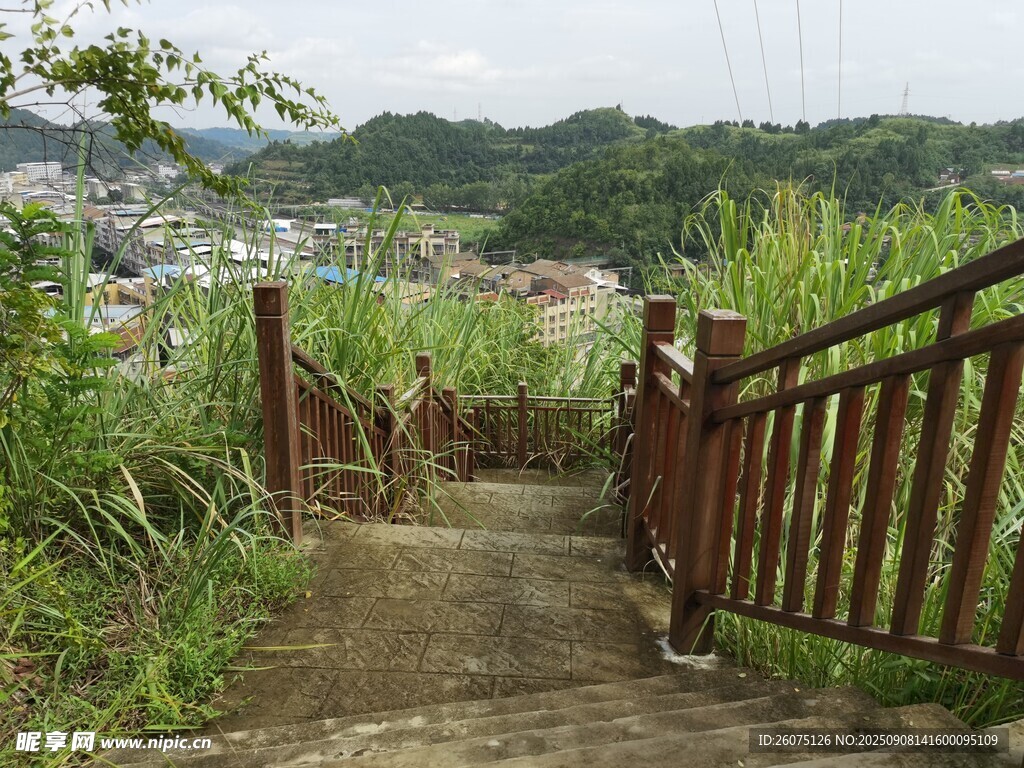 山间木质步道通往村落