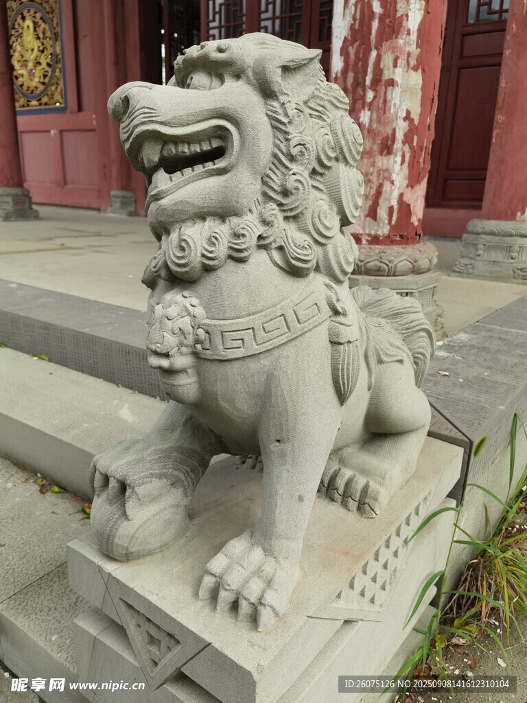 石狮子守护古老建筑门前