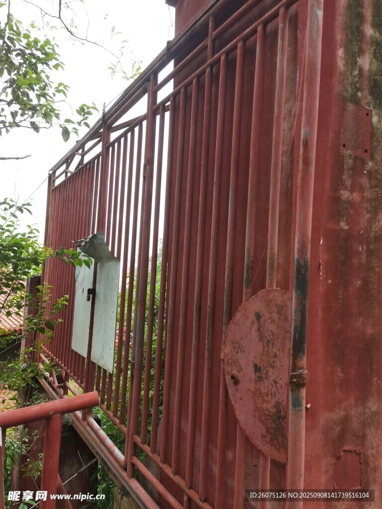 生锈铁门岁月留下的痕迹