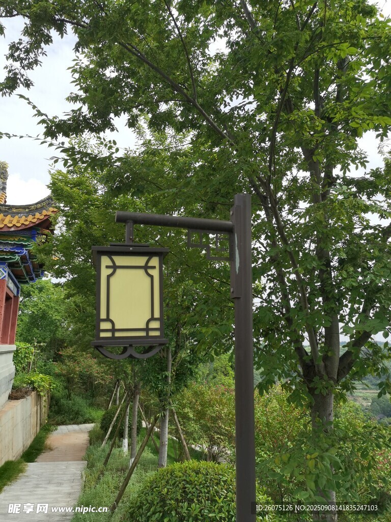古景旁的复古路灯