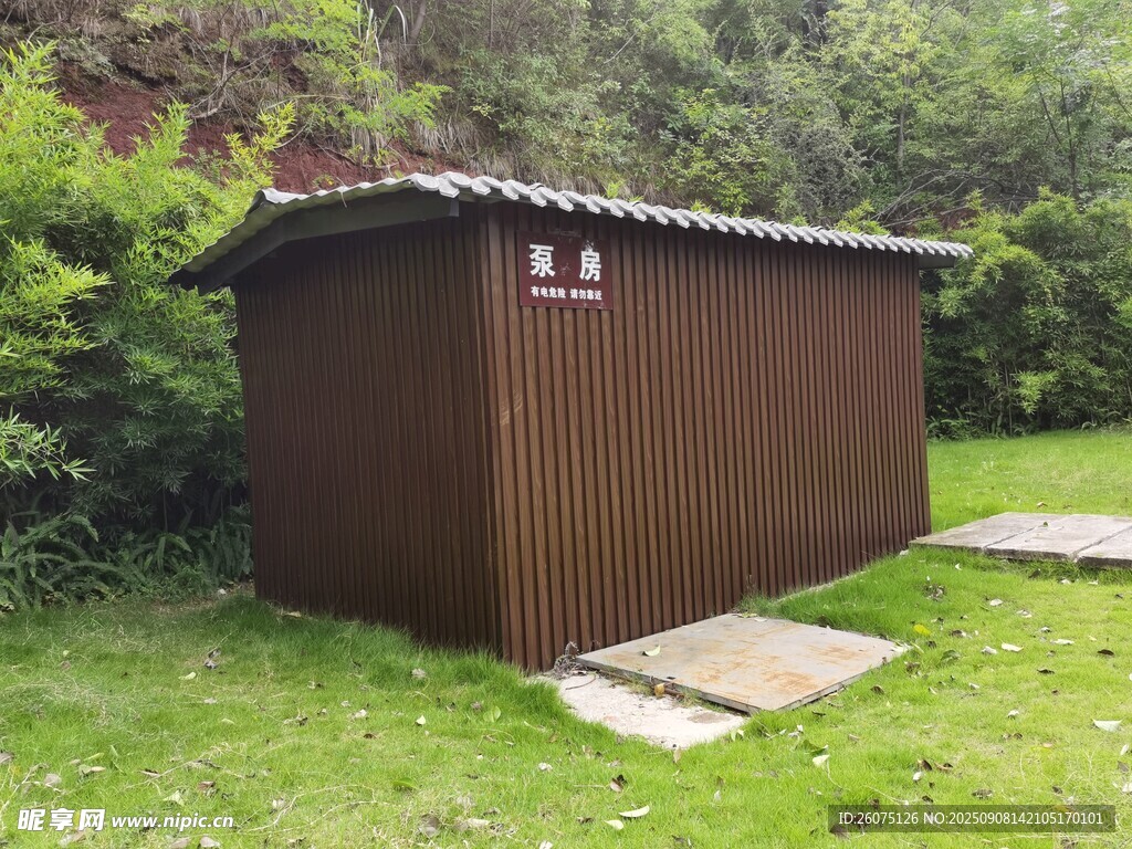 户外棕色小屋自然环绕