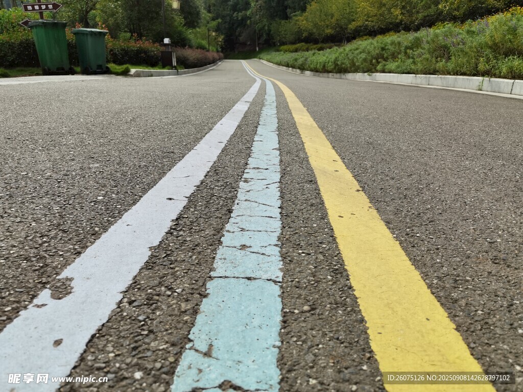 公路上的多彩分隔标线