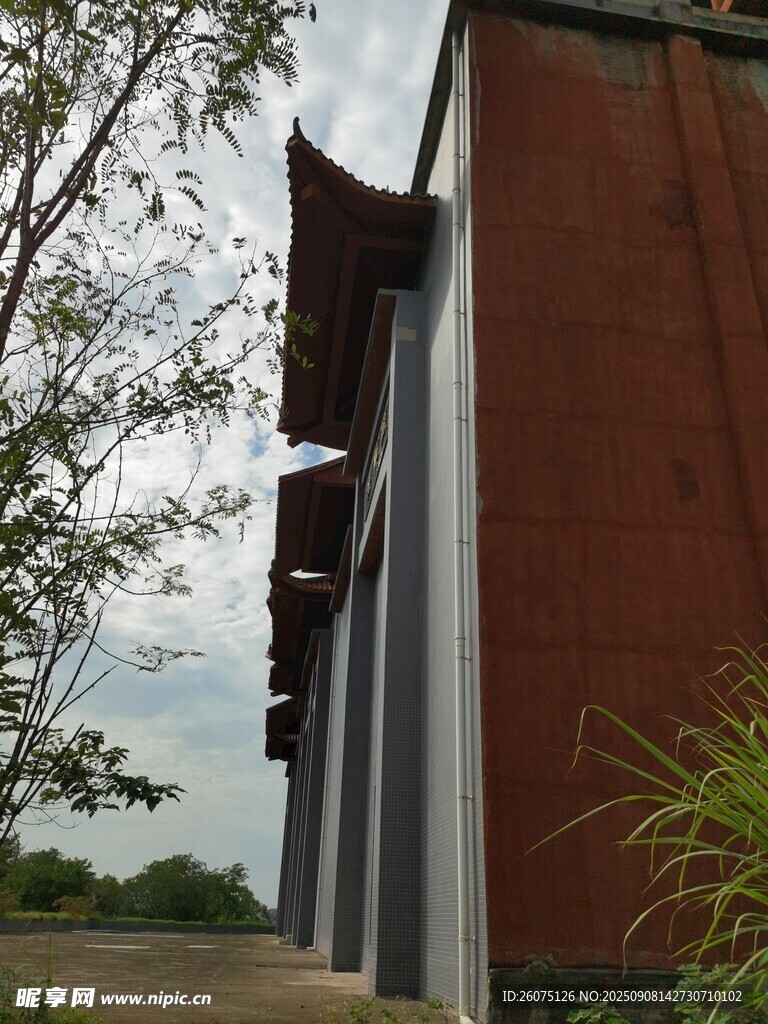 中式建筑外观与绿植景观