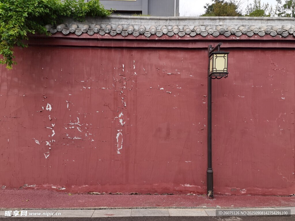 红墙与复古路灯一角