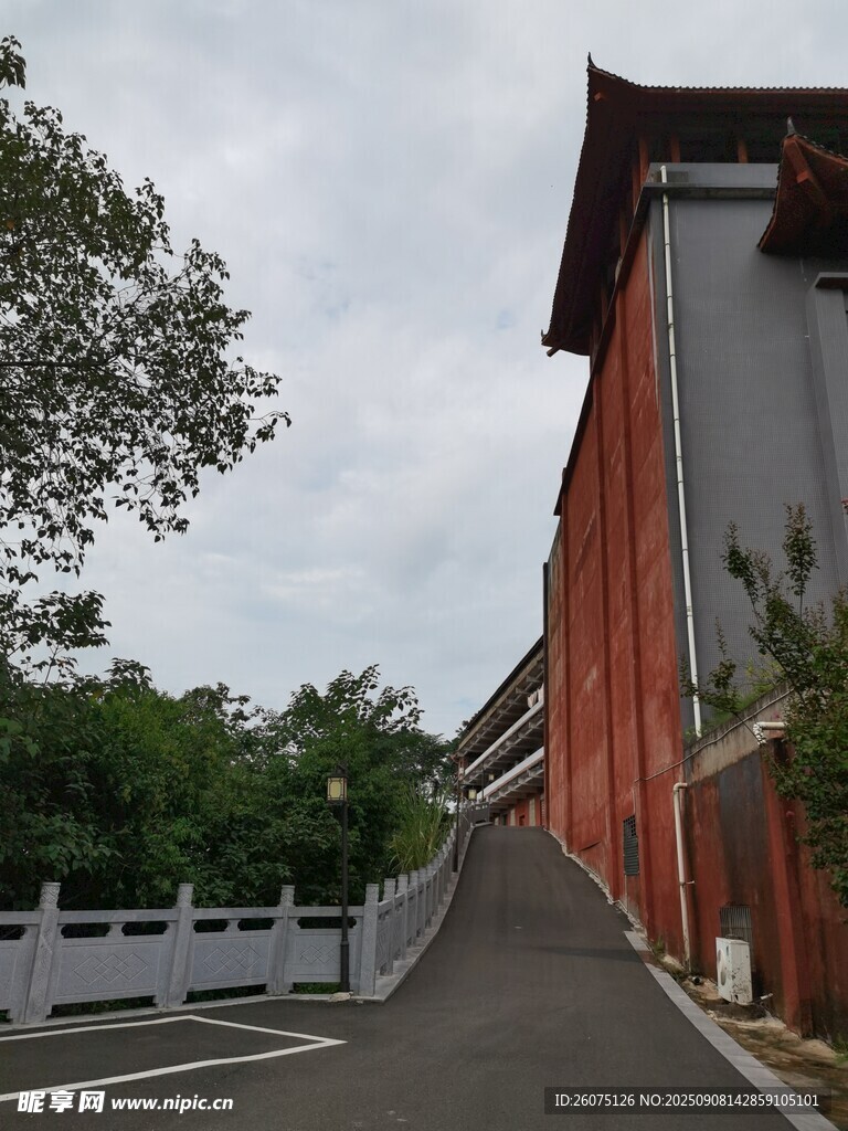 古建旁的幽静小道