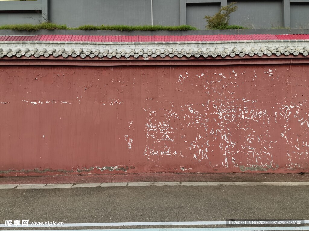 斑驳红墙