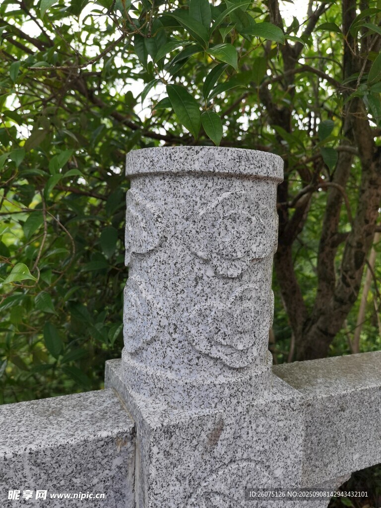 石雕柱古朴精致的园林景致
