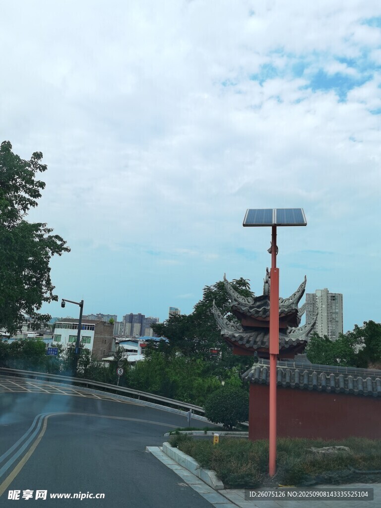 乡村路旁的太阳能路灯