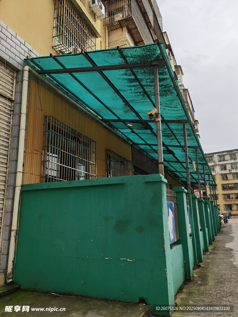 户外绿色雨棚与建筑