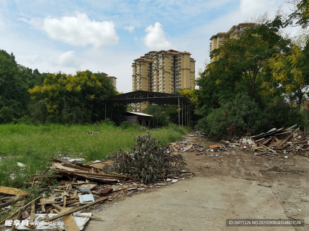 废弃场地旁的老旧建筑